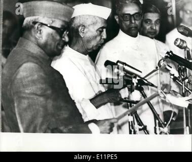 8. August 1979 - Premierminister Charan Singh wird vereidigt: Mr Chawdhary Charan Singh (2. von links) Vereidigung als Ministerpräsident von Indien durch Präsident Reddy in Rashtrapathi Bhavan, Präsidentenpalast in Neu-Delhi am 28. Juli. Stockfoto