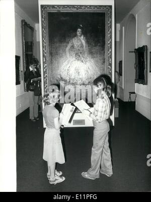 8. August 1979 - Summer-Kunstprojekt für Kinder in der National Portrait Gallery: John Singer Sargent und Edwardian Alter, ein Sommer-Urlaub-Projekt für Kinder 8-14. In einer Sonderausstellung seiner Porträts. Einige seiner besten Werke werden. Diese Bilder werden den Ausgangspunkt für unser Projekt. Das Foto zeigt zwei junge Mädchen, die Teilnahme an der Sommer Art Project in der National Portrait Gallery heute gesehen. Stockfoto