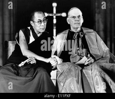 Tibetische geistige Führer 14. DALAI LAMA und Priester CLARENCE CARDINAL COOKE Stockfoto