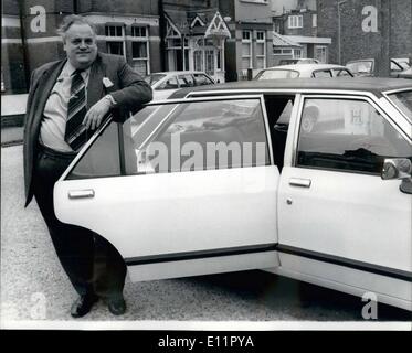 9. September 1979 - Cyril Smiths maßgeschneidertes Auto: Cyril Smith, der britische Schwergewichtsminister M.P., zeigt seine neueste Spielerei, eine Limousine, die zu seinen großzügigen Proportionen passt, auf der Liberal Party Conference, die jetzt in Marget, Xent stattfindet. Es handelt sich um ein Ford Minster, das im Grunde eine „gedehnte“ Version des Ford GRAada ist. Das Chassis wurde um zwei Punkte erweitert und die hintere Tür wurde erweitert. Das Foto zeigt Cyril Smith, der bei seiner Ankunft in Margate für die Konferenz der Liberalen Partei in seinem speziell gestreckten Auto gesehen wurde. Stockfoto