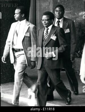 9. September 1979: Bischof Muzorewa reist nach Lancaster House: Der Premierminister von Simbabwe-Rhodesien, Bischof Muzorewa, sah, wie er sein Londoner Hotel, den Carlton Tower, mit Mitgliedern seiner Delegation verließ, um weitere Gespräche mit Lord Carrington im Lancaster House zu führen. Er hat sich geweigert, sich mit den Vaterländischen Front zu setzen. Stockfoto