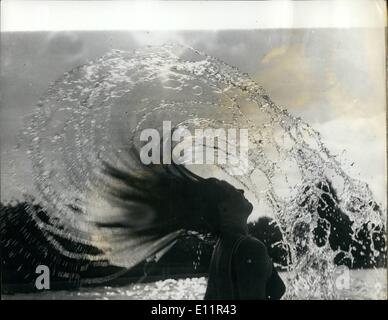 Sept. 09, 1979 - Swoosh; Foto zeigt dieses markante Bild aus Deutschland aufgenommen wurde, wenn ein Badegast nach dem Genuss schwimmen, warf wieder ihr langes Haar am Verlassen des Wassers, um diese ungewöhnlichen Effekt - fast wie ein Pfau Verbreitung Schwanzspitze zu erstellen. Stockfoto