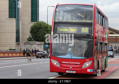 Nr. 88-Bus nach Camden Town, London Vauxhall Brücke Stockfoto