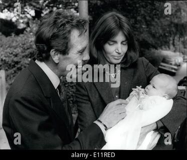 10. Oktober 1979 - Lord Snowdon Tochter Christened: Lord Snowdon kleine Tochter 3 Monate alte Lady Frances Armstrong-Jones, wurde am Samstag im St. Markus-Kirche-Staplefield getauft. East Sussex. Auch Teilnahme an der Zeremonie, waren Lady Sarah Armstrong-Jones, 15, und Viscount Linley, 17, seine zwei Kinder bu seine vorherigen Ehe mit Prinzessin Margaret. Foto zeigt Lord Snowdon und seine Frau Lucy, mit ihrer Tochter Lady Frances Armstrong-Jones von der Taufe. Stockfoto