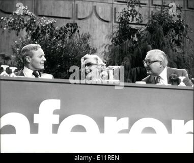 10. Oktober 1979 - Party Arbeitskonferenz in Brighton. Foto zeigt: Labour-Chef Herr Jim Callaghan über Tony Benn während der Parteikonferenz heute sieht. Stockfoto