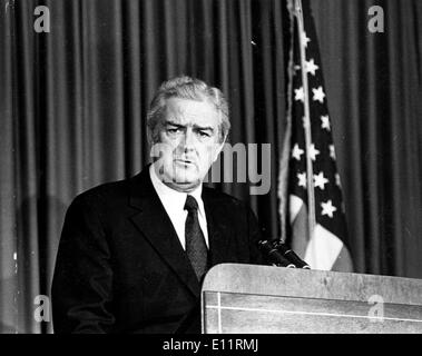 1. Januar 1980 - Datei Foto: ca. 1970er und 1980er Jahren, Ort unbekannt. Connally auf einem Podium mit einer amerikanischen Flagge auf dieser linken Seite. John Bowden Connally, Jr. (27. Februar 1917 Ð 15. Juni 1993) war ein einflussreicher US-amerikanischer Politiker, dient als Gouverneur von Texas und Secretary Of The Navy und Finanzministeriums unter Präsidenten J. F. Kennedy und R. M. Nixon, beziehungsweise. Während er im Jahre 1963 Gouverneur war, war Connally ein Passagier im Auto, in dem Präsident Kennedy ermordet wurde, und er wurde schwer verletzt in die Dreharbeiten, aber er überlebte trotz seiner Verletzungen. Stockfoto