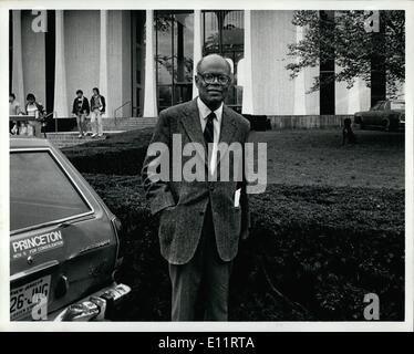 10. Oktober 1979 - wurde Sir Arthur Lewis, gebürtig aus Westindien und britischer Staatsbürger, der erste schwarze einen Nobelpreis in einer Kategorie als Frieden erhalten, wenn er gemeinsam der Nobelpreis für Wirtschaftswissenschaften mit Theodore W. Schultz, 77, von der University of Chicago verliehen ausgezeichnet wurde. Sir Arthur, 64, lehrt Volkswirtschaftslehre an der Woodrow Wilson School of Public and International Affairs an der Princeton University. Auch:-Sir Arthur stehen außerhalb der Woodrow Wilson School of Public and International Affairs auf dem Campus der Princeton. Stockfoto