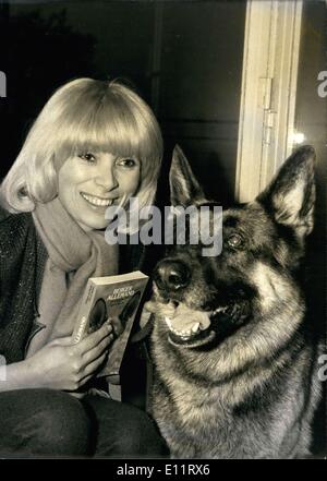 24. Oktober 1979 - ist französisches Model und Schauspielerin Mireille Darc mit einem Deutscher Schäferhund anlässlich der Veröffentlichung ihres neuen Buches über ihre Hunde, geschrieben von Philippe de Wailly und Guy le Bolzer abgebildet. Stockfoto