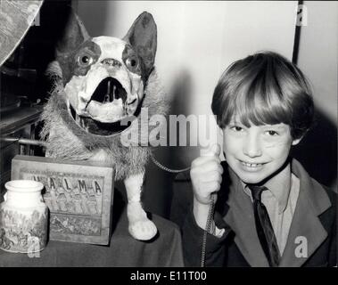 21. Januar 1980 - Phillips eröffnet den teuersten ''Toy Cupboard'' der Welt; Phillips, die internationalen Kunstauktionatoren. Heute eröffnet Phillips den teuersten ''Toy Cupboard'' der Welt in der Blenheim Street W. I. Auf dem Display waren viele Tausende von Pfund mit Spielzeug und Modelle, die in den kommenden Wochen zum Verkauf stehen. Foto zeigt EINE französische Bulldogge, der viktorianischen sind aus einer Komposition aus Papier macht, in Herde bedeckt und wird bellen, und ging zum Preis von 40, interessiert junge Henry Brougham. Stockfoto