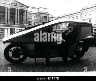 11. November 1979 - kommt Phil Read im Buckingham Palace auf seinem Motorrad, seine MBE zu sammeln; Phil Read, 41, ging die ehemaliger Welt Motorrad-champion achtmal zum Buckingham Palace heute seine MBE von der Königin empfangen. Foto zeigt, dass Phil Read auf seinem speziellen Motorrad im Buckingham Palace sitzen, nach Erhalt seiner MBE von der Königin heute. Stockfoto