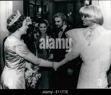 11. November 1979 - trifft The Royal Varieté-Show im Theatre Royal Drury Lane Carol Channing die Königin. Foto zeigt die Königin gesehen Händeschütteln mit dem amerikanischen Star von "Hello Dolly" jetzt in London, nach der Royal Variety show gestern Abend. Stockfoto