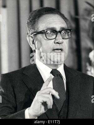 11. November 1979 - Henry Kissinger Pressekonferenz: Herr Henry Kissinger, der ehemalige amerikanische Secretary Of State, gab eine Pressekonferenz heute um das Grosvenor House Hotel, Park Lane, für die Einleitung seines Buches "Henry The Whitehouse Years". Das Foto zeigt. Dr. Kissinger während seiner Pressekonferenz in London. Stockfoto