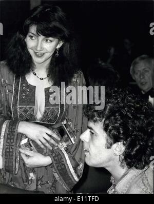 4. März 1980 - Kate Bush und Ian Dury gewinnen Capital Radio Top Music Awards: in the Capital Radio Music Awards im Grosvenor House, letzte Nacht. Die Auszeichnungen für die besten britischen KünstlerInnen ging an Kate Bush, mit Ian Dury unter den best Male Artist Award. Foto zeigt Kate Bush und Ian Dury, nach die Preisverleihung Grosvenor House in London letzte Nacht ist. Stockfoto