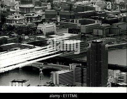 7. Juli 1980 - The Red Arrows in London: Farbigen Rauch wegen Vermischung mit der Symmetrie der Szene der Stadt in der Nähe von Blackfriars Bridge gestern als die Royal Air Force Red Arrows Kunstflug Team Fliege Vergangenheit in ihre neue Hawk Flugzeuge in der Nähe von St. Pauls Cathedral in einer Vorschau zur Eröffnung des Turniers Centenary Royal im Earls Court am Mittwoch zur Verfügung gestellt. Stockfoto