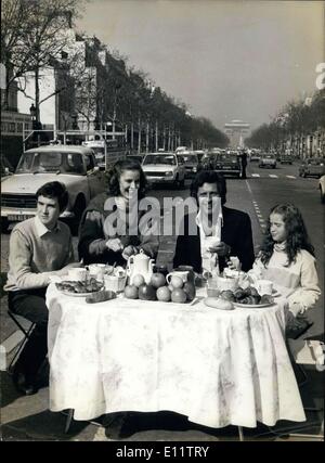 24. März 1980 - anlässlich der Eröffnung einer Bäckerei und Konditorei in La Porte de Versailles Ausstellungszentrum, wurde mehrere bemerkenswerte Leute in der Mitte der Champs-Elysees ein ausgewogenes Frühstück serviert. Bild: Genießen Sie eine unerwünschte Datum mitten auf der berühmtesten Straße der Welt (von links nach rechts): Philippe Linget, Junior Französisch Hürde Champion; HERMA Vos, Star der '' lateinische Paradies;'' der berühmte Sänger Joe Dassin; und die junge Schauspielerin Elfie Astier. Stockfoto