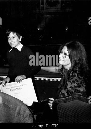 Schauspielerin Sophia Loren und Sohn Carlo Jr. spielen Klavier Stockfoto