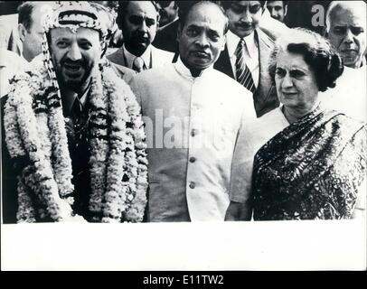 4. April 1980 - Yasser Arafat trifft Frau Gandhi: Yasser Arafat, Vorsitzender der Palästinensischen Befreiungsorganisation, mit Premierminister Frau Indira Gandhi und externe Affäre Minister Herrn p.v. Narisimha Rao bei seiner Ankunft am Flughafen von Palam, Neu-Delhi vor kurzem. Stockfoto