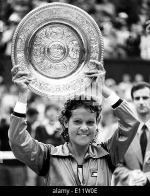 Tennisspieler Evonne Goolagong gewinnt in Wimbledon Stockfoto