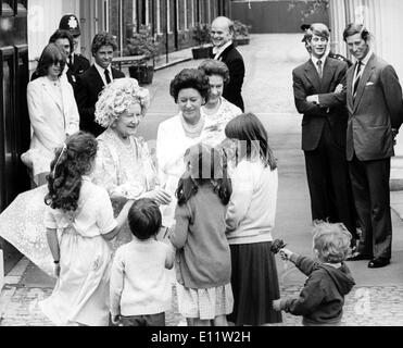 Queen ELIZABETH und Familie begrüßen Zivilisten Stockfoto