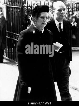 Premierministerin Margaret Thatcher kommt am Denkmal Stockfoto