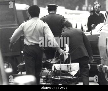 1. Mai 1980 - iranische Botschaft-Belagerung. Eine Bahre wird in der iranischen Botschaft in London heute Morgen gezogen. Später zu einem der britischen Geiseln mit den Iranern haben am Gewehrpunkt gehalten worden, seit gestern Morgen holte und ins Krankenhaus gebracht. Stockfoto