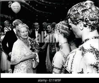 8. August 1980 - besondere Geburtstag Ballett für die Königin-Mutter in Covent Garden: als ein Finale zu ihrem 80. Geburtstagsfeiern Königin Elizabeth die Königin-Mutter besuchte eine spezielle Ballettvorstellung in ihrer Ehre am Royal Opera House Covent Garden mit anderen Mitgliedern der königlichen Familie. Bild zeigt: Die Königin-Mutter gesehen treffen Mitglieder der Ballet Company auf der Bühne nach der besonderen Leistung gestern Abend. Stockfoto