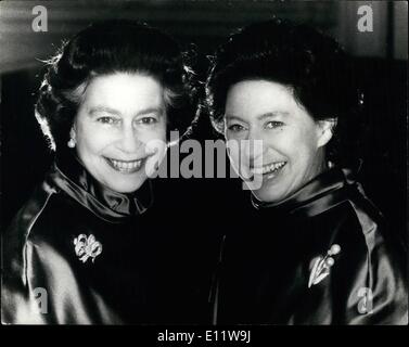 8. August 1980 - zur ersten Veröffentlichung In Tageszeitungen von Donnerstag, 21. August. HRH Prinzessin Margaret. 50: Prinzessin Margaret feiert ihren 50. Geburtstag am 21. August 1980. Seine königliche Hoheit ist mit Schwester, HM The Queen, in der Royal Lodge, Windsor fotografiert. Sie tragen passende Kleider aus satin Königsblau. Stockfoto