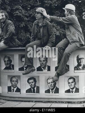 22. August 1980 - die Streikenden von Danzig: streikende Arbeiter in der Lenin-Werft in Danzig sitzen auf einem Plakat zeigt Stockfoto
