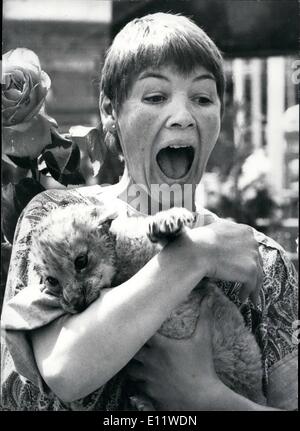 5. Mai 1980 - Glenda hat einen Arm voll mit Rosie Lion Cub. Schauspielerin Glenda Jackson, spielt die Hauptrolle in '' Rose'' der Duke of York Theatre, hatte schon ein Armvoll während ihres Besuchs in der Vorschau der Chelsea Flower Show im Royal Hospital Chelsea heute nach einem Treffen mit "Rosie" ein neun Wochen alten Löwenjunges, es versucht, einen Bissen aus ihren Armen zu nehmen, wie durch den Ausdruck auf Miss Jacksons Gesicht gesehen werden kann. Stockfoto