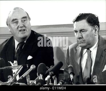 6. Mai 1980 - The Home Secretary Mr Willie Whitelaw, links, und Sir David McNee, Metropolitan Police Commissioner, während einer Pressekonferenz nach dem Ende der Belagerung von der iranischen Botschaft in London letzte Nacht. Stockfoto