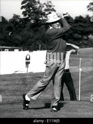 Sept. 09, 1980 - Golf und Showbiz feiert Praxis für das Bob Hope Classic Golf Pro-am in Epsom: Foto zeigt Vetern Comic-77-j hrige Bob Hope Abschläge aus während des Trainings im R.A.C. Country Club in Epsom heute, es beginnt morgen. Stockfoto