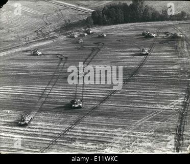 Sept. 09, 1980 - Nato Panzer Pflug von deutschen Feldern. Wie diese Bilder Tanks nehmen Teil in der Nato Crusader 80 Übung haben wurden zuzufügen erhebliche Schäden auf Feldern in der Hauptschlacht Zona in der Bundesrepublik Deutschland. Es ist vor allem Zuckerrüben ernten, die beschädigt wurden, aber deutsche Landwirte haben beschwichtigt worden, durch die Zahlung einer Entschädigung entspricht den Preis, den ihre Ernte auf den Märkten geholt haben würde. Foto zeigt: Panzer und gepanzerte Mannschaftswagen Kreuz ein Feld in der Kampfzone in Westdeutschland tiefe Spur Spuren zu hinterlassen, Stockfoto