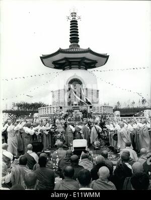 Sept. 09, 1980 - Einweihung der Friedenspagode in Milton Keynes Mönche des Japan Buddha Sangha, nahmen an der Einweihung gestern die Friedenspagode, die sie in zwei Jahren auf einem Hügel mit Blick auf einen See in Milton Keynes, Bucks gebaut haben. Der half kugelförmige Dome mit achteckigen Dach und dekorativen Turm steht hoch, mehr als 50 ft seine Dachziegel werden Kopien der klassischen Fliesen, verwendet für den Daian-Ji-Tempel in Nara, Japan. Foto zeigt: Eine allgemeine Übersicht über die Pagode gebaut auf einem Hügel in Milton Keynes, Bucks. Stockfoto