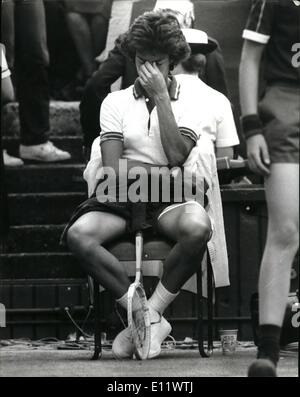 6. Juni 1980 - Virginia Wade ist geschlagen durch Andrew Jaeger: Foto zeigt Virginia Wade (GB) gesehen, nachdem er von der 15-Year-Old American Andrea Jaeger, in Wimbledon heute geschlagen niedergeschlagen. Stockfoto