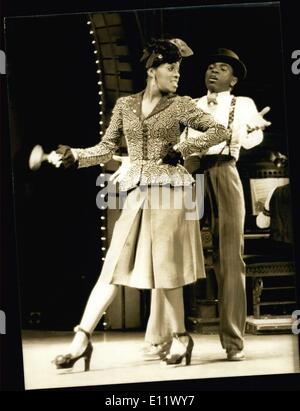 Sept. 19, 1980 - '' Harlem Swing'' ist in Paris und Parisern entdecken die Show mit den meisten der Originalbesetzung von der Broadway-Produktion. Armelia McQueen und Andre de Shields sind auf der Bühne im Theater De La Porte Saint-Martin in Paris abgebildet. Stockfoto