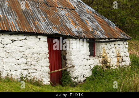 ALTE STEINERNE CROFT HAUS MIT VERROSTETEN ZINN ODER WELLBLECHDACH ISLE OF SKYE SCHOTTLAND Stockfoto