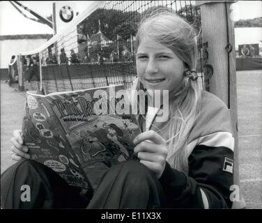 18. Juni 1980 - gewinnt 18. Juni 1980 Amerikas jüngste Tennis Sterne 15 jährige Andrea Jaeger in Eastbourne. Leichte Lektüre für 15 jährige Andrea Jaeger, jüngste Wimbledon Saatgut vor Fellow American Rosmarin Casalez 6: 0 6: 3 in der zweiten Runde des BMW Damen-Tennis-Turnier in Eastbourne gestern zu schlagen. Das Illinois Schulmädchen rangiert 14. von 16 Frauen Singles Saatgut. Stockfoto