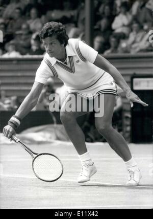 19. Juni 1980 - 19. Juni 1980 Betty Stove schlägt Martina Navratilova. Betty Stove, 34 Jahr Tennisspieler der Welt Nr. 1 niederländische Tennisstar löschte, Martina Navratilova in der ersten Runde der BMW Meisterschaften in Eastbourne gestern, 6-3,3-6,7-5. Foto zeigt: Betty Ofen in Aktion gegen Martina Navratilova wen sie gestern in Eastbourne zu schlagen. Stockfoto