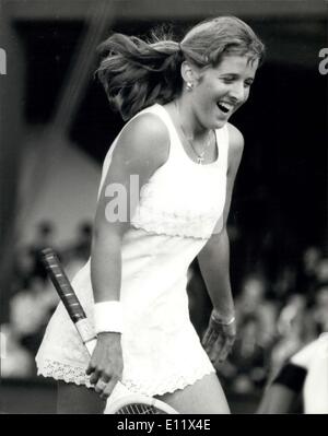 24. Juni 1980 - Wimbledon Tennis - Regen stoppt Wiedergabe. Das Foto zeigt ein Lächeln auf den Lippen, die Tracy Austin aus Nr. 1 Gericht läuft wie der Regen kommt bei ihrem Kampf gegen amerikanische Miss Moulton. Stockfoto