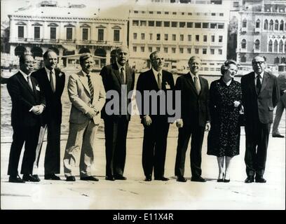 25. Juni 1980 - von links nach rechts: Japans Außenminister Okita Premierminister von Kanada Pierre-Eliot Trudeau, Westen Deutschlands Bundeskanzler Helmut Schmidt, der französische Präsident Giscard d ' Estaing, Italiens Präsident Francesco Cossiga, US-Präsident Jimmy Carter, Großbritanniens Premierministerin Margaret Thatcher und Präsident der Europäischen Kommission Roy Jenkins. Stockfoto