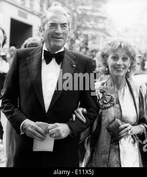 Schauspieler Gregory Peck und Frau kommen bei Filmpremiere Stockfoto