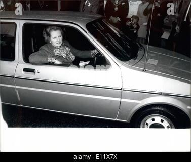 10. Oktober 1980 - kommt Frau THATCHER zum Öffnen der MOTOR SHOW IN ein MINI METRO. Foto zeigt: Frau Thatcher gesehen als sie ankommt um 1980 International Motor Show in Birmingham in einem Mini-Metro zu öffnen. Stockfoto