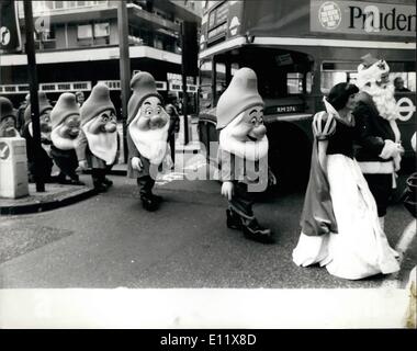 10. Oktober 1980 - Schneewittchen und die sieben Zwerge kommen der Weihnachtsmann bei Selfridges. Dieses Jahr auf treten Selfridges die berühmten Schneewittchen und die sieben Zwerge Weihnachtsmann in '' The Grotto". Foto zeigt: Weihnachtsmann und Schneewittchen, gefolgt von den Zwergen als sie Oxford Straße überqueren heute als sie ihren Weg in den Laden zu machen. Stockfoto