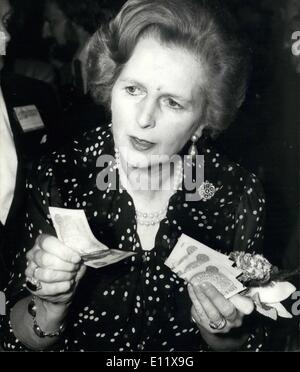 10. Oktober 1980 - Parteitag der konservativen, Brighton. Ich habe noch Got Some Money: The Premierministerin Frau Margaret Thatcher mit einer Handvoll von einem Pfund-Noten bietet eine auf der Tombola-Stall endlich Nächte Feier Ball. Stockfoto