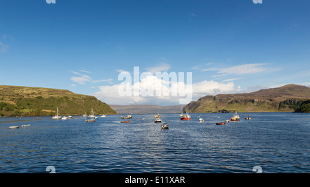 PORTREE HAFEN UND FESTGEMACHTEN BOOTE AUF DER ISLE OF SKYE WESTKÜSTE SCHOTTLANDS Stockfoto