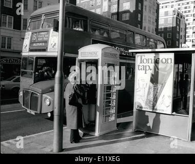 2. Februar 1981 - Telefon-Boxen gehen gelb: seit die frühen 1930er Jahren Telefonzellen in ganz Großbritannien rot-aber jetzt als Experiment sie malen sie gelb und ihre 77.000 in allen. Das neue Farbschema wurde erdacht von Telecom und kostet mindestens £ 1 Million dieser Telefonzellen zu malen. Foto zeigt A London Red Bus gesehen ein frisch gestrichenen leuchtend gelbe Telefonzelle vorbei. Stockfoto