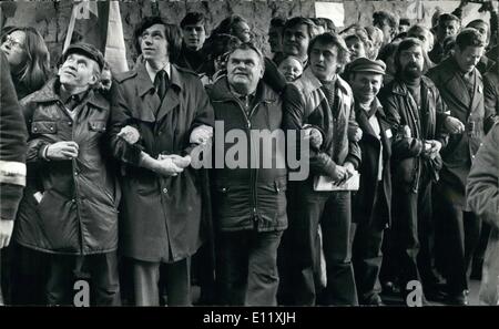 11. November 1980 - Polen warnen der lähmenden Streiks.: The Free Trade Unions Polen haben Pläne für eine landesweite Streiks ausgearbeitet, wenn der oberste Gerichtshof ablehnen ihre Attraktivität für eine Warschau gerichtliche Entscheidung aufzuheben, dass die Union Satzung eine Klausel akzeptieren die "führende Rolle" der kommunistischen Partei Polens Angelegenheiten enthalten muss. Foto zeigt, dass die Mitglieder der unabhängigen Gewerkschaften '' Solidarnose'' vor dem Gericht in Warschau zeigen, während sie darauf, für die Entscheidung über die Eintragung ihrer Gewerkschaft warten. Stockfoto