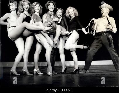 5. Februar 1981 - '' der beste kleine Whorehouse in Texas'', im Theatre Royal Drury Lane zu öffnen: die erfolgreiche Broadway musikalische '' der beste kleine Whorehouse in Texas'' im Theatre Royal, Drury Lane, am Donnerstag, den 26. Februar eröffnet soll. Foto zeigt einige der Mädchen von der Ranch Chicken bekommen durch die Sherigg Ed Earl Dodd (Henderson) einfing, sie sind von L - r: Lesley Guinn, '' Madam'', Fiona Scoones und Theresa Codling, während der Proben im Prince Of Wales Theatre heute. Stockfoto