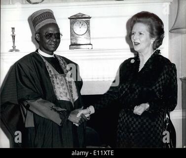 3. März 1981 - Präsident SHAGARI fordert Frau THATCHER AT Nr. 10. Präsident Shagari von Nigeria, der zum Staatsbesuch nach Großbritannien, fordert der britische Premierminister Frau Margaret Thatcher am Nr. 10 Downing Street heute ist. Foto zeigt: Frau Thatcher gesehen Gruß Präsident Shagari während ihrer Sitzung heute. Stockfoto