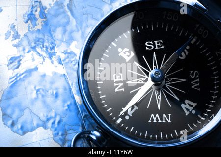 Kompass auf Kartenhintergrund in blauen Tönen Stockfoto